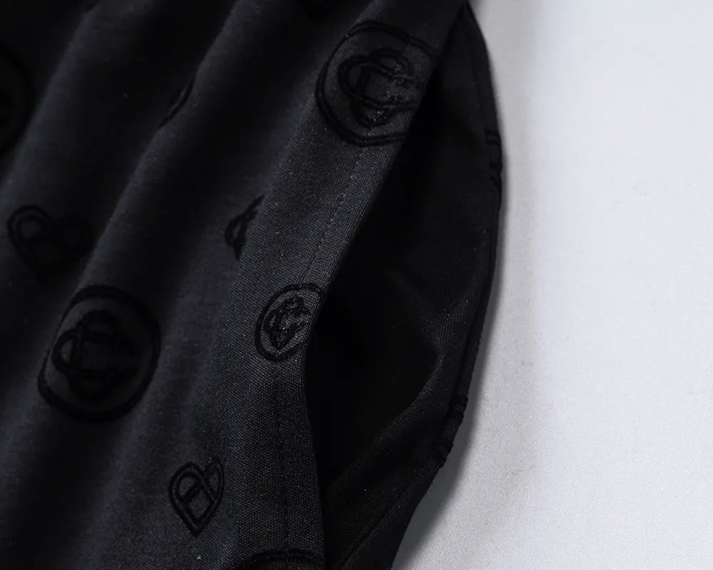 29108# New Arrival casual shorts from the 2026 spring and summer official website, full of jacquard fabric, handsome, comfortable fabric, rigorous workmanship and neat wiring. Good upper body effect·Sizes M-3XL Black